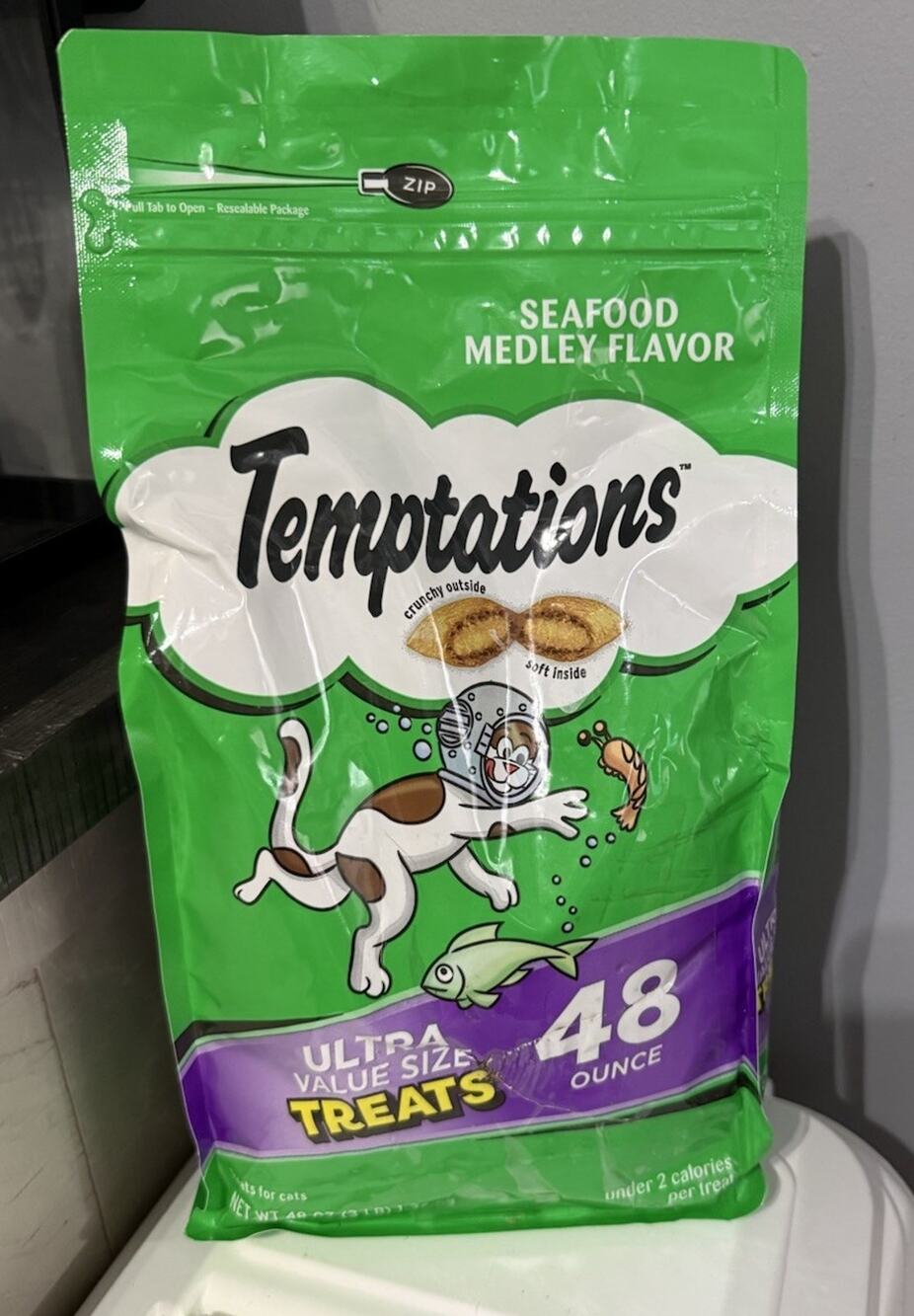 Temptations Classic Crunchy and Soft Cat Treats Seafood Medley Flavor 48 Oz READ
